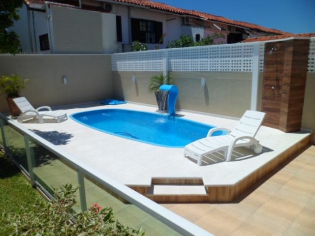 Piscina com ducha e cascata