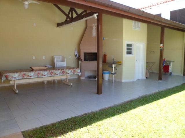 Área de lazer com churrasqueira e banheiro