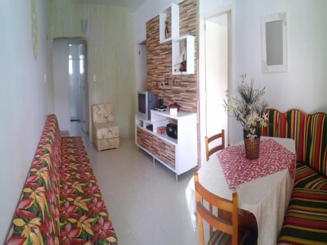 Sala de estar e jantar equipada com TV a cabo
