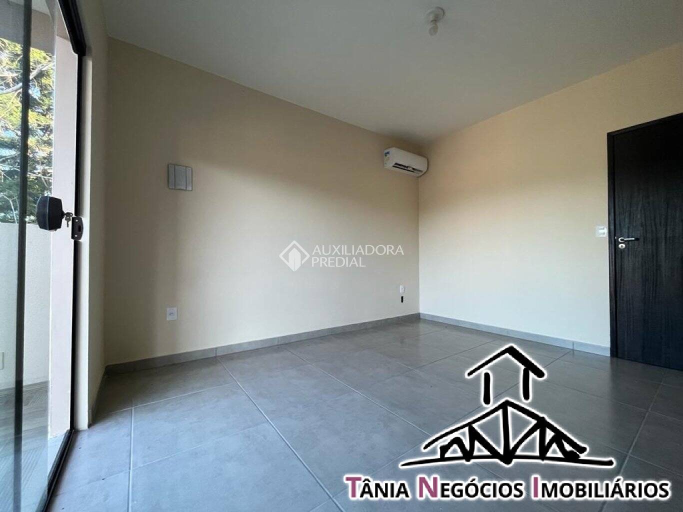 Casa à venda com 4 quartos, 210m² - Foto 2